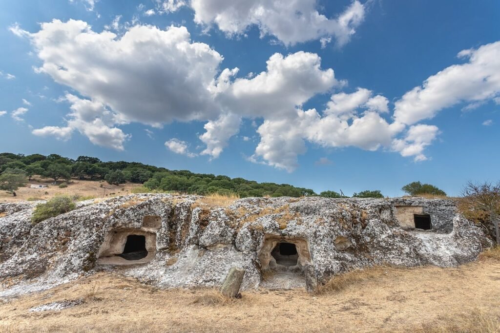 Ingressi scavati nella roccia di una necropoli preistorica sarda