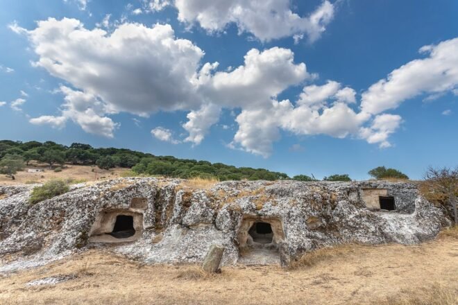Ingressi scavati nella roccia di una necropoli preistorica sarda
