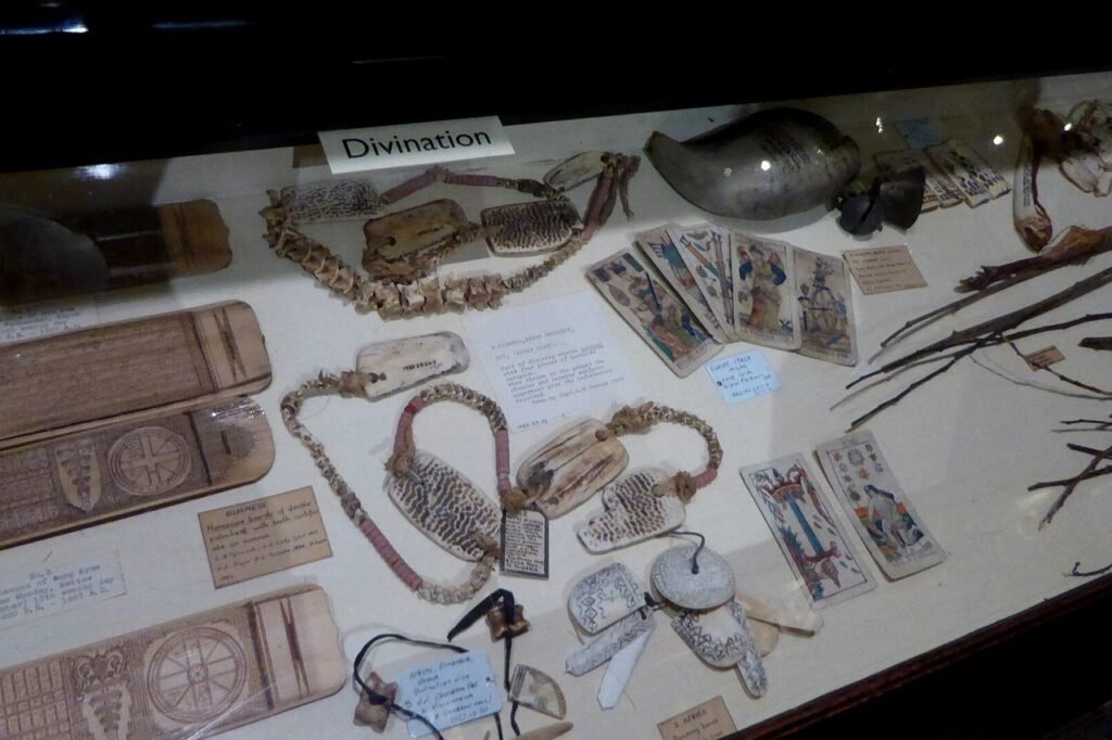 Vetrina di museo etnografico con amuleti, sacchetti e strumenti per la divinazione