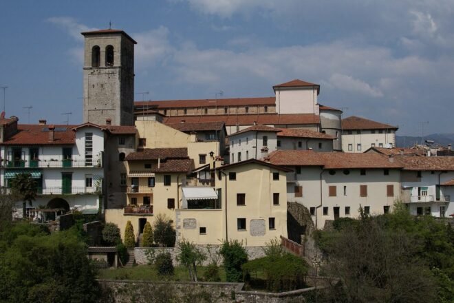 Il duomo di Cividale del Friuli visto dalla riva del fiume Natisone