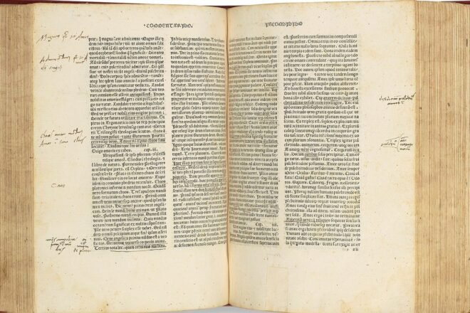 Pagina di un libro a stampa italiano del Quattrocento con iniziale decorata