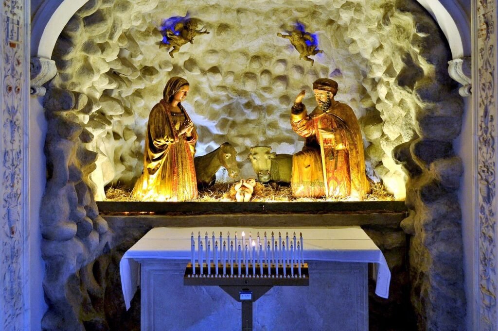 Figure lignee di un presepe napoletano del 1507 in una basilica