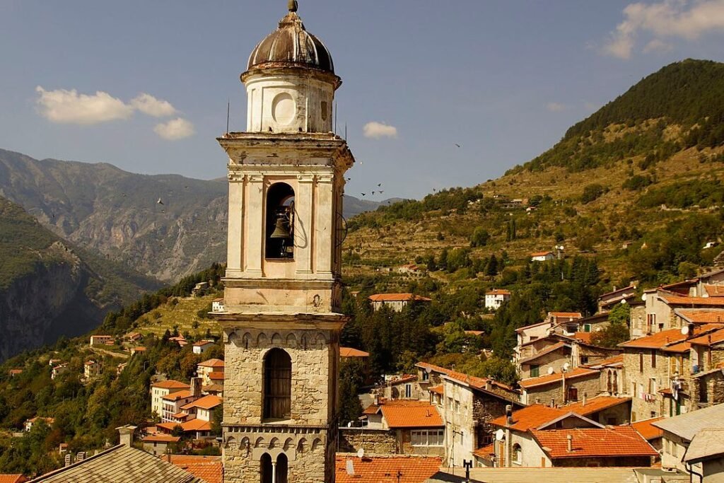 Il campanile e le case del borgo di Triora fra le montagne liguri