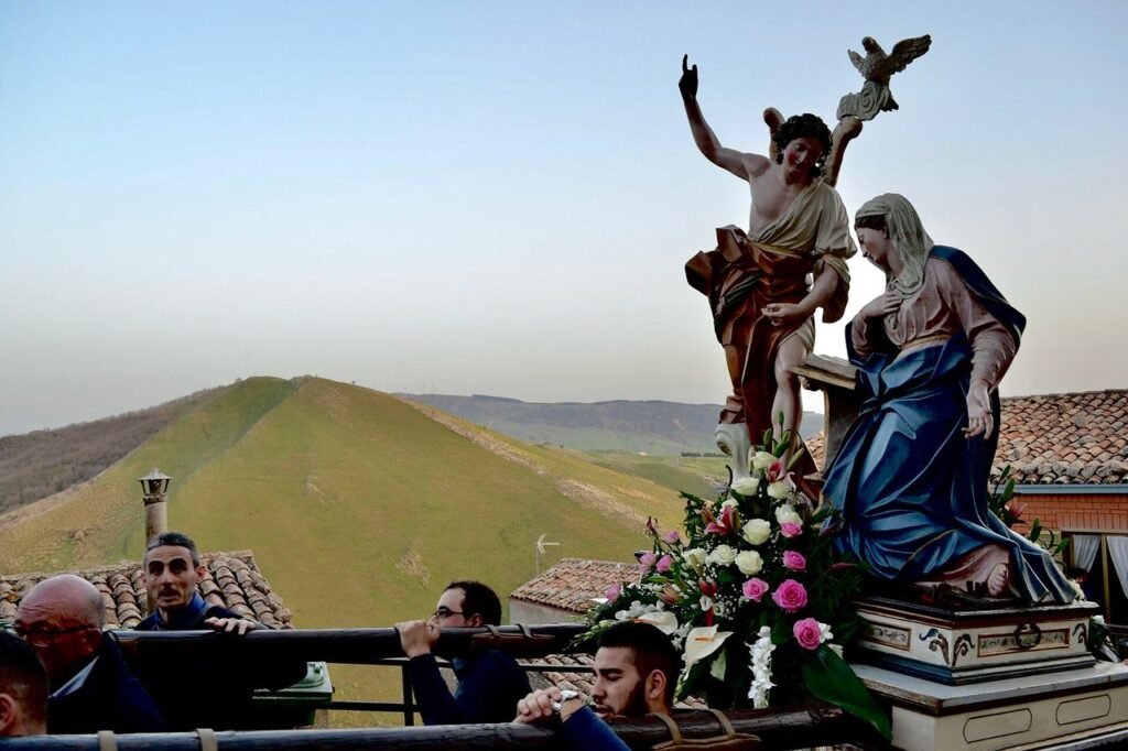 Processione religiosa con la statua della Madonna per le vie di un paese siciliano